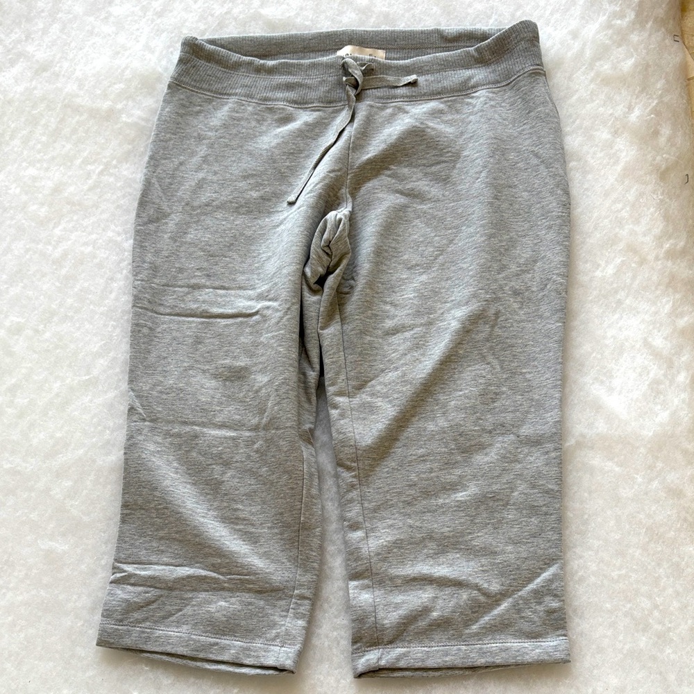 Old Navy Women’s Heather Grey Capri Sweatpants